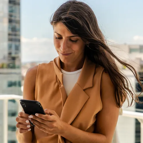 femme contactant vtc a grenoble pour devis personnalise de transport